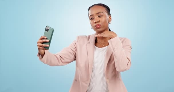 Selfie Peace Sign Black Woman Social Media Blue Background Video — Stock Video