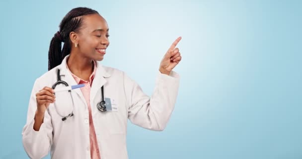 Doctor Aanwijzen Zwangerschapstest Met Zwarte Vrouw Promotie Gezondheidszorg Blauwe Studioachtergrond — Stockvideo