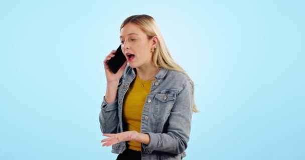 ブルースタジオの背景で会話 女性との会話 話し合い チャット 会話を持つスマートフォン ネットワーク デジタルアプリを搭載した人 モデル — ストック動画