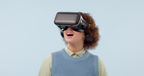 Vr眼镜 令人兴奋的商业女性和观点与多样化 虚拟现实和未来的游戏在工作室 具有3D和蓝色背景的在线技术的技术 游戏软件和专业人员 — 图库视频影像