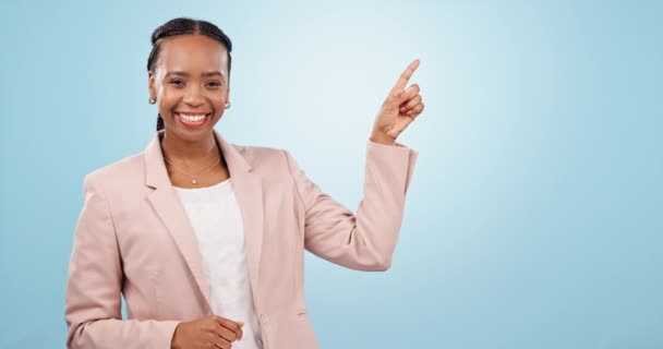 快乐的黑人女性 商界人士 并指出在蓝色工作室背景下的广告列表 展示模拟空间的步骤 信息或选项的非洲女性个人或雇员的画像 — 图库视频影像