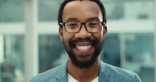 Милый Улыбчивый Черный Человек Бизнесом Очками Офисом Профессиональным Корпоративным Счастливым — стоковое видео
