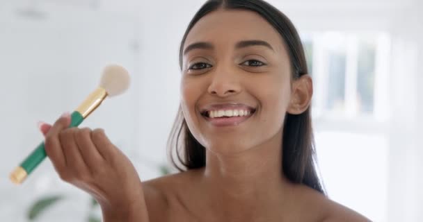 メイク 美しさ 女性の顔は 鏡の魅力 自然または化粧品のルーチンのためのバスルームで 現代アパートでツールで顔の治療をしているブラシ 肖像画 インドの女性 — ストック動画