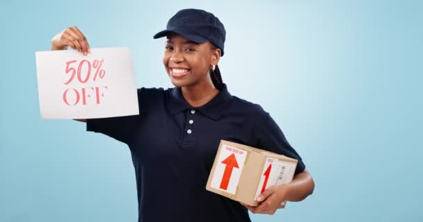 Szczęśliwa Czarna Kobieta Pudełko Rabat Cenowy Sprzedaż Lub Promocja Przy — Wideo stockowe