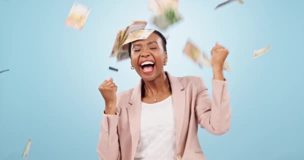 金钱的雨 经济的自由和兴奋的黑人女人与财富 金钱和舞蹈隔离的蓝色背景 薪水或收入与乐透彩的赢家 美元钞票和现金在工作室 — 图库视频影像