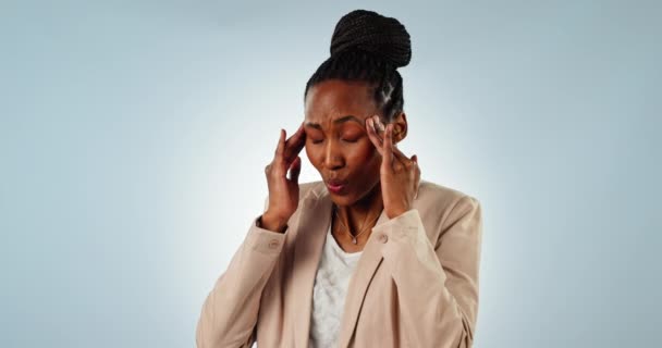 Разочарованная Чёрная Женщина Головная Боль Долги Стрессе Неудача Ошибка Синем — стоковое видео