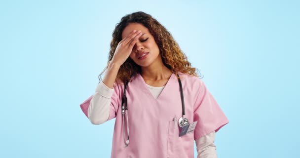 医生和妇女在工作室与医疗倦怠 压力和厌倦的保健挑战蓝色背景 灰心丧气 抑郁和生病的护士 有疲劳 脑雾或出错的危险 — 图库视频影像