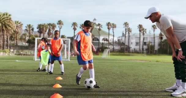 Piłka Nożna Chłopiec Fitness Szkolenia Gry Ćwiczeń Sportowych Treningu Ćwiczeń — Wideo stockowe