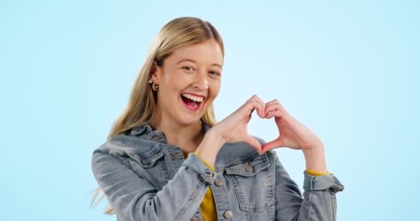 Corazón Manos Rostro Mujer Feliz Estudio Para Bondad Signo Donación — Vídeos de Stock