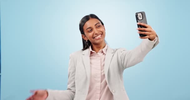 Telefon Selfie Młoda Bizneswoman Studio Znakiem Pokoju Dla Głupiej Osobowości — Wideo stockowe