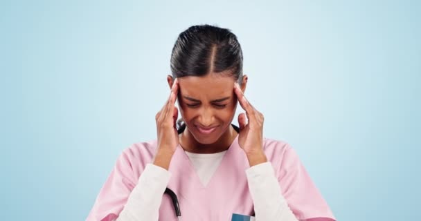 ストレス ヘルスケアのためのスタジオで頭痛 看護師は 青いバックグラウンドのモックアップスペースで孤立しました 医学的危機における痛み 片頭痛 病気のインドの外科医 失敗または間違い — ストック動画