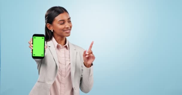 Bizneswoman Telefon Zielony Ekran Wskazując Przestrzeń Marketingową Informacje Stronie Internetowej — Wideo stockowe