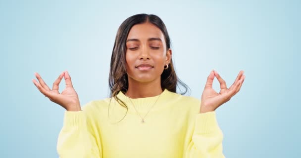 呼吸或女人在工作室冥想 为健康 和平或平衡的蓝色背景 参加瑜伽训练 精神健康或整体运动的印度女孩的镇静 双手或姿势 — 图库视频影像