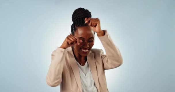 Femeie Neagră Fericită Afaceri Dans Câștigarea Succesul Sau Promovarea Fundal — Videoclip de stoc