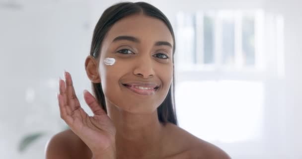 Mulher Creme Facial Sorriso Banheiro Com Retrato Cuidados Com Pele — Vídeo de Stock
