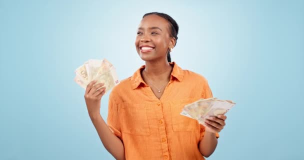 黑人女人 现金粉丝和金融 喜欢赢或加成 奖赏和财富的蓝色背景 在演播室里 成功和经济自由 现金和乐透彩得奖者的肖像 — 图库视频影像