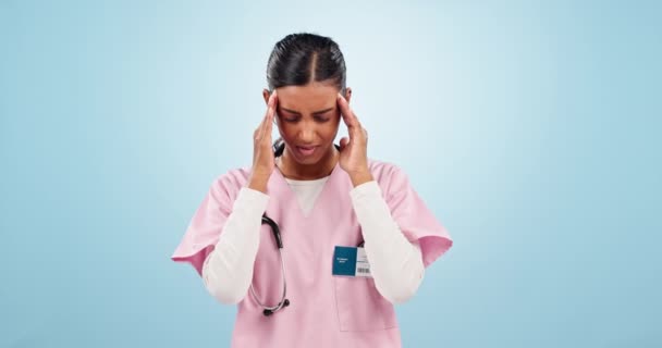 Головная Боль Женщина Медсестра Студии Выгорания Усталости Проблемы Здоровьем Изолированы — стоковое видео
