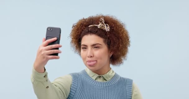 Ευτυχισμένη Γυναίκα Ανόητο Πρόσωπο Και Selfie Για Φωτογραφία Social Media — Αρχείο Βίντεο