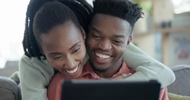 Mutlu Çift Evde Yayın Abonelik Internet Iletişimi Için Kanepede Sarılıp — Stok video