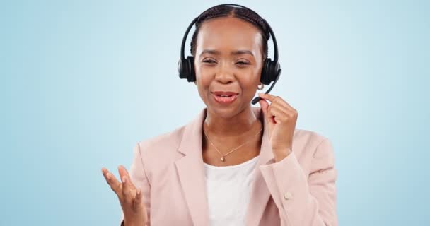 コールセンター コミュニケーション Crm 黒人女性 ブルーバックグラウンドのテレコムまたはカスタマーサービスで電話 お問い合わせ ヘルプデスク スタジオでのテレマーケティング販売およびコンサルタントのための話 — ストック動画