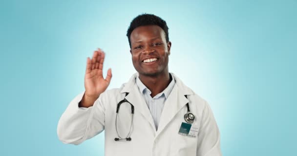 在蓝色背景下的电话 波浪和医生进行健康交流 一位非洲医护人员在医疗救助的背景下进行的快乐 问候和面部画像 — 图库视频影像