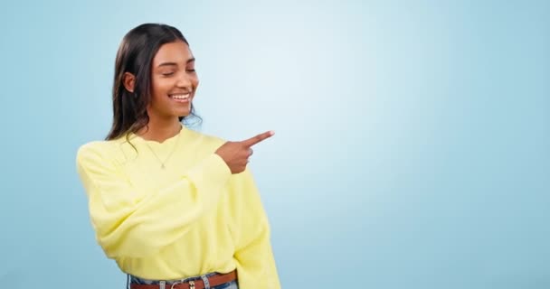 Happy Işareti Kadının Yüzü Stüdyoda Terfi Bilgilendirme Mavi Arka Planda — Stok video