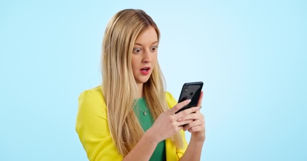 Surpresa Wow Mulher Com Telefone Estúdio Para Vento Notícias Mídia — Vídeo de Stock