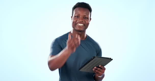 Entraîneur Personnel Homme Noir Visage Avec Tablette Pour Inscrire Adhésion — Video