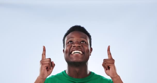 Студійне Обличчя Щасливий Чорний Чоловік Або Вказує Комерційну Рекламу Сповіщення — стокове відео