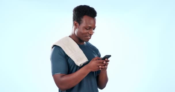 Homem Feliz Fitness Telefone Para Comunicação Treino Atualização Mídia Social — Vídeo de Stock