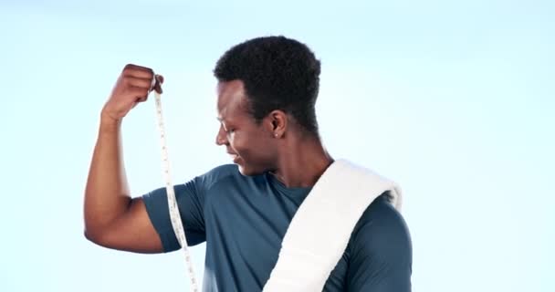 黑人男子 测量二头肌和健康的进步 肌肉和蓝色背景的强壮运动员 快乐的健美 肖像画和健美训练 锻炼和检查结果或工作室的成长 — 图库视频影像