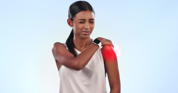 印度妇女 肩痛和纤维肌痛与健康损伤 意外事故和肌肉紧张的蓝色背景 健康危机和运动失败的伤害 红光覆盖和运动员在演播室 — 图库视频影像