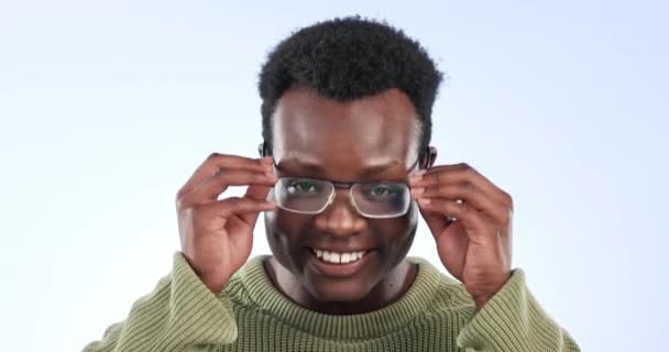 眼の健康 黒人の男性は レンズとフレームの選択から笑顔と幸せに直面しています スタジオ ブルーバック アフリカの男性 ポートレートで処方箋と眼鏡の決定 — ストック動画