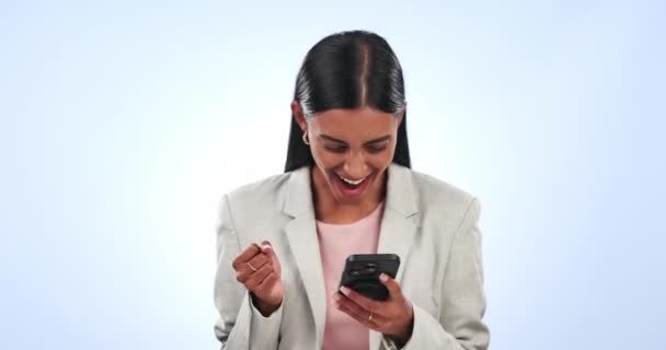 商界女性 成功人士和电话为成功 是的为新闻 奖励或赢得在工作室 快乐的员工或在蓝色背景下阅读邮件以获得成就或实现工作目标的人 — 图库视频影像