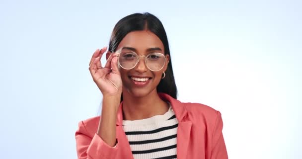 Móda Tvář Mrknutí Ženy Brýlemi Studiu Pro Oblečení Nebo Propagaci — Stock video