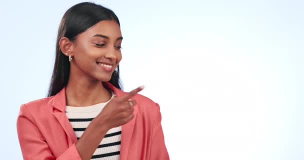Вказуючи Посміхаючись Молода Жінка Студії Маком Маркетингу Просування Або Реклами — стокове відео