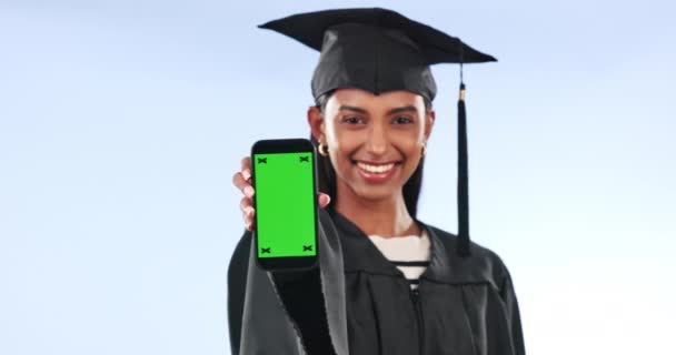 Absolvent Frau Und Telefon Green Screen Für Universitätsmarketing Kontakt Oder — Stockvideo