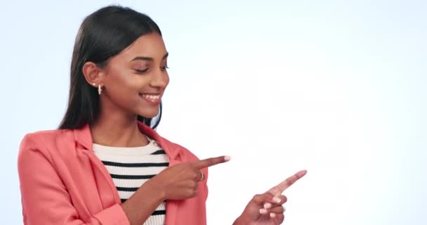 以营销 促销或广告为模特儿 在演播室里指点 快乐而年轻的女性 肖像和印度女模特 手感呈白色背景 — 图库视频影像
