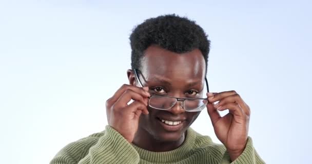 Okulary Śmiech Twarz Czarnego Mężczyzny Uśmiechem Szczęśliwy Obiektywu Wybór Kadru — Wideo stockowe