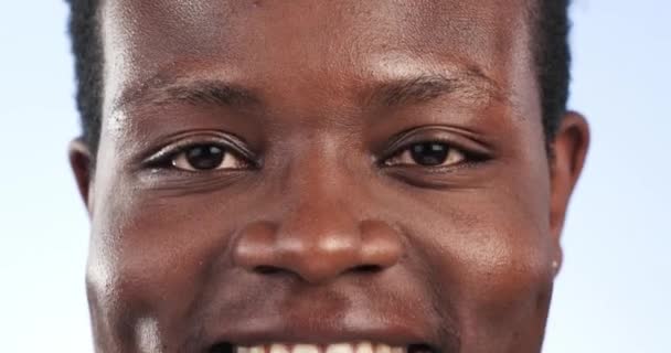Zbliżenie Uśmiech Czarny Mężczyzna Pewnością Siebie Pielęgnacja Skóry Wesoły Facet — Wideo stockowe
