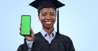 Mezuniyet, kadın ve telefon yeşil ekranı üniversite pazarlama, iletişim ya da kayıt için mavi arka planda. Afrikalı bir öğrencinin yüzü ya da cep telefonu modeli, öğrenimi ve eğitimi stüdyoda olan mezun..