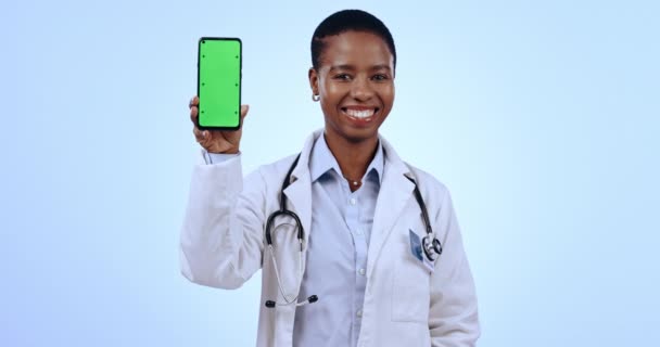 Телефон Зелений Екран Жінка Лікар Великими Пальцями Студії Схвалення Щасливого — стокове відео