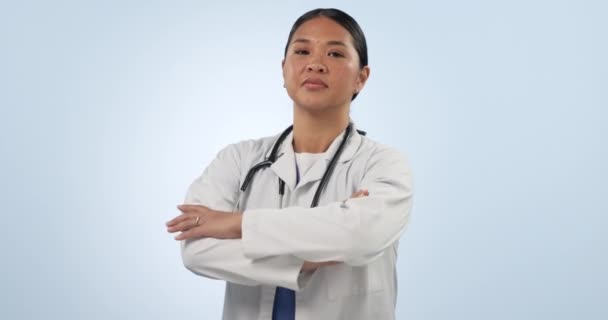 Retrato Mujer Asiática Doctora Estudio Con Los Brazos Cruzados Orgullo — Vídeos de Stock