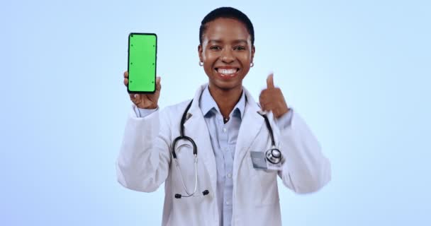 Telefon Zielony Ekran Kobieta Lekarz Kciukami Góry Studio Zatwierdzenia Szczęśliwy — Wideo stockowe