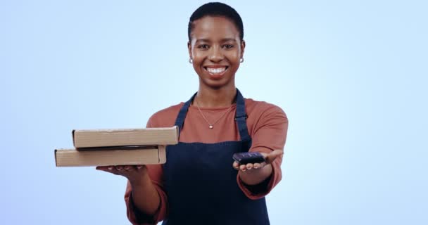 Mujer Negra Feliz Caja Pizza Máquina Pos Para Pago Entrega — Vídeo de stock