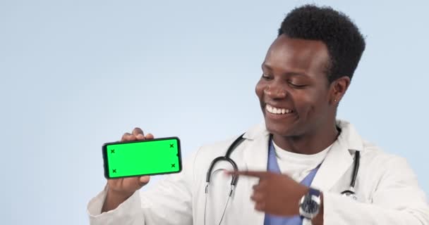 Doctor Teléfono Hombre Feliz Apuntando Pantalla Verde Estudio Aislado Espacio — Vídeos de Stock