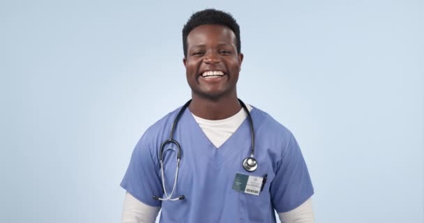 Ríe Médico Rostro Hombre Negro Estudio Para Servicio Médico Atención — Vídeos de Stock