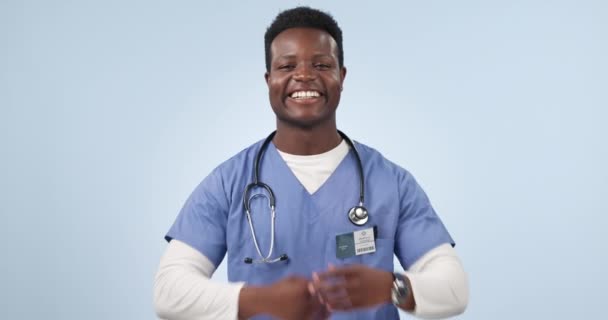 为医院的医疗服务 护理和支持 在演播室里交叉着黑人的胳膊 医生和脸 医学界和医学界的蓝色背景人士的医疗保健 职业和肖像 — 图库视频影像