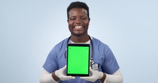 黑人男子 医生和平板电脑与绿色屏幕营销工作室背景 快乐的非洲男性形象或医疗外科医生展示技术应用展示或模拟 — 图库视频影像