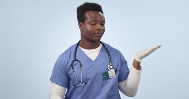 Hombre Negro Feliz Estudio Doctor Colocación Productos Palma Elección Marca — Vídeos de Stock